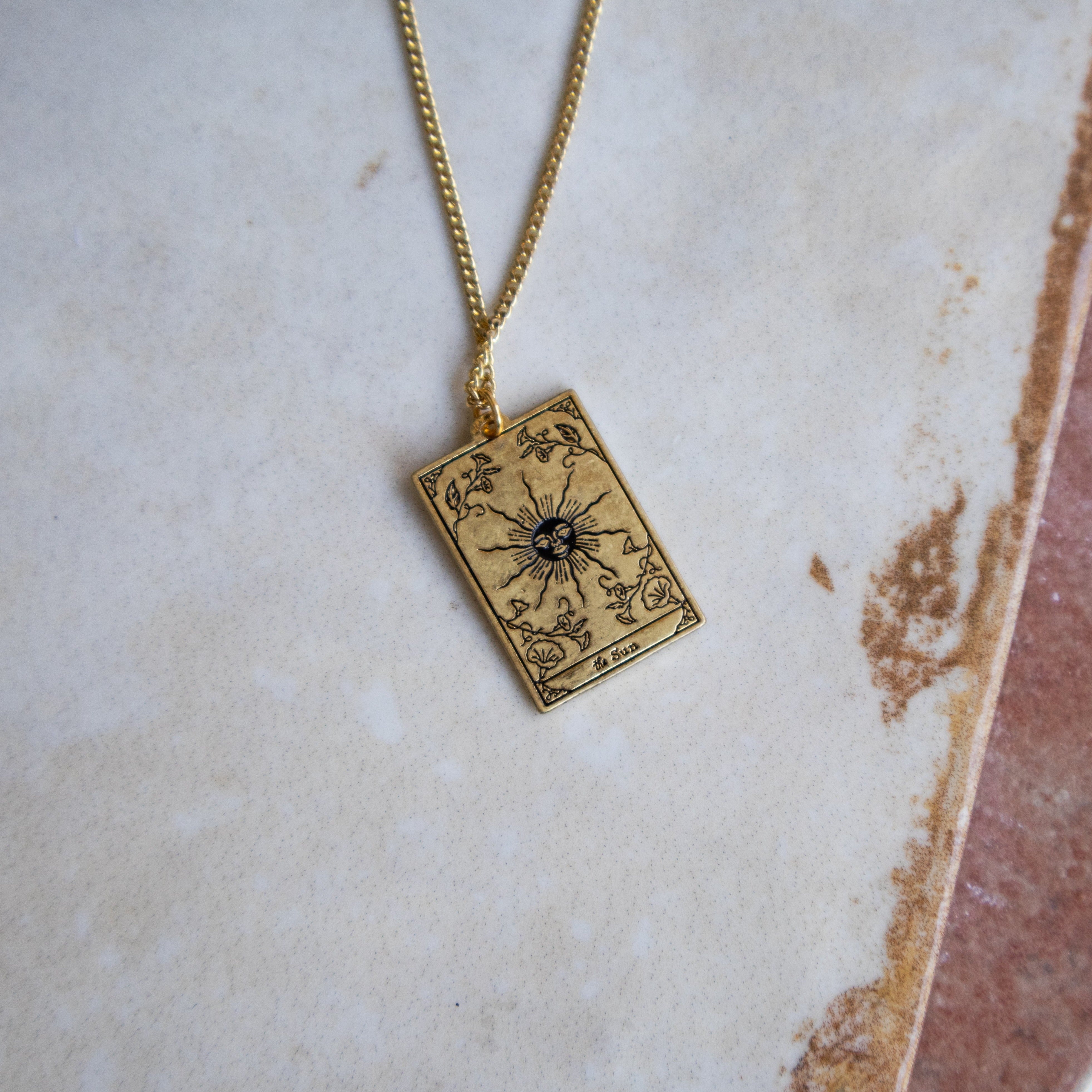 De zon talisman ketting