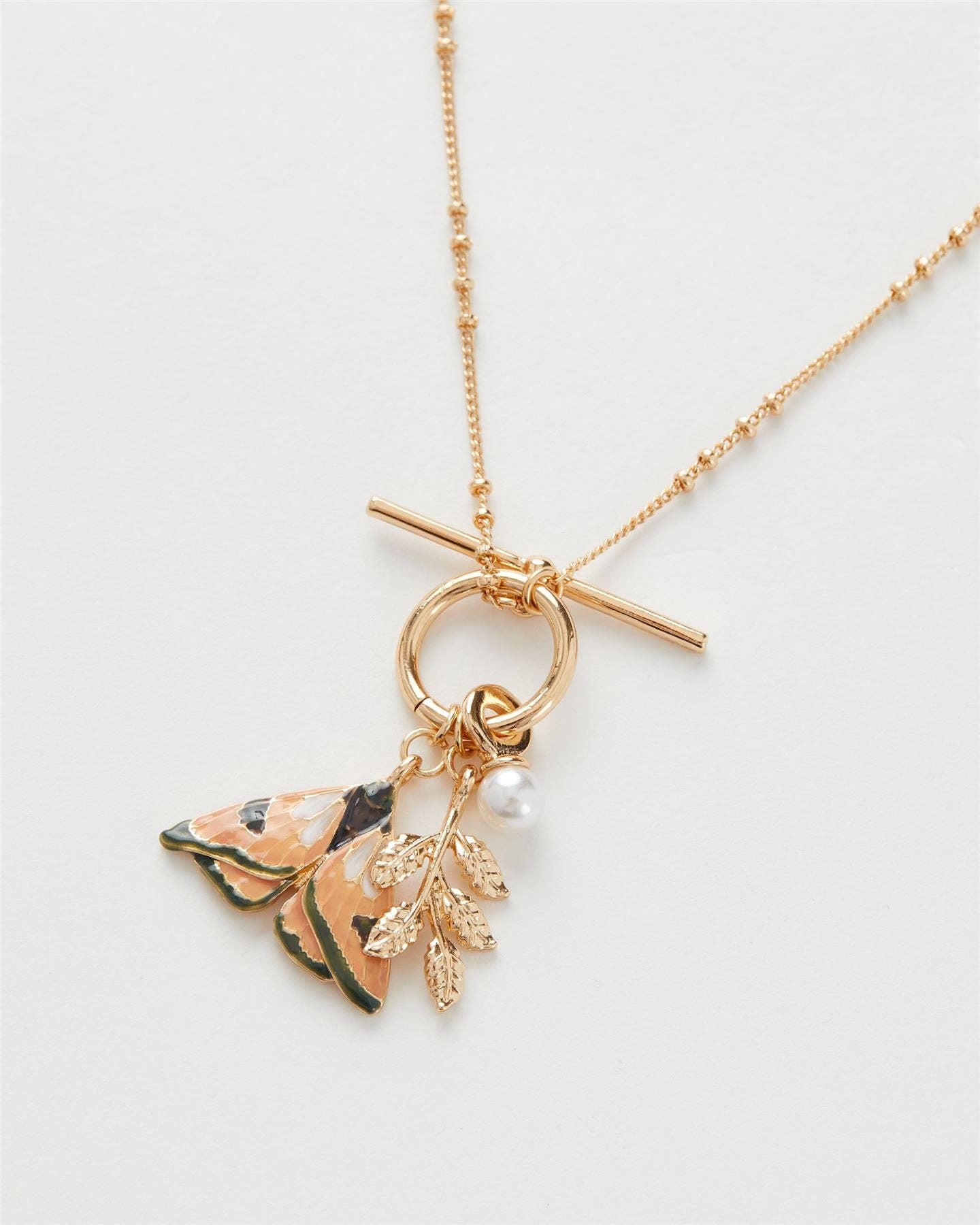 Collier à breloques papillon et feuille en émail